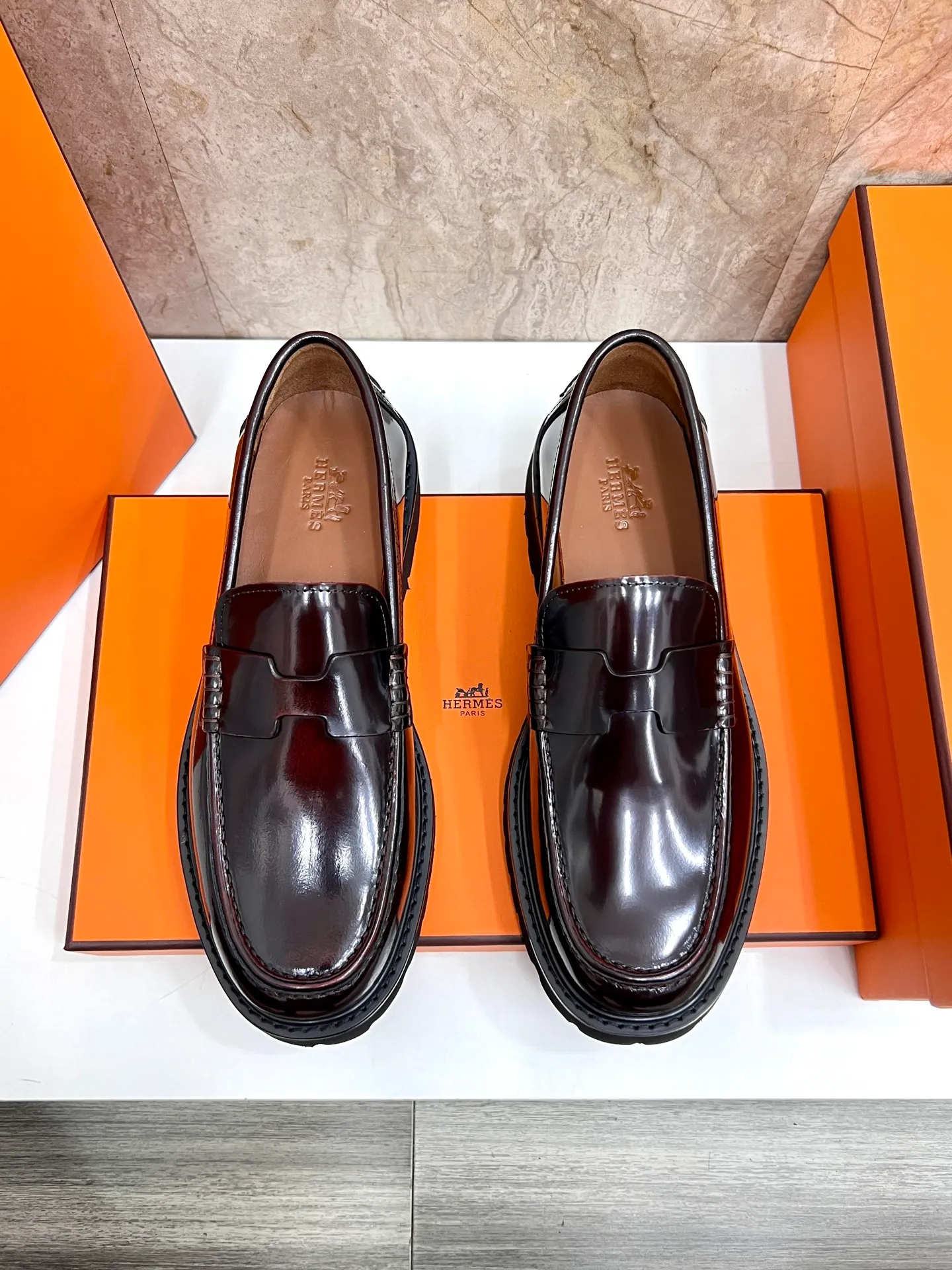 Original order quality P840 Brand: Hermès Standard code: Men's code: 39.40.41.42.43.44. (38.45 custom-made Grade: Same as the official website Original order quality Material: Original cowhide Original breathable cowhide lining Original outsole Style category: Men's fashionable casual leather shoes Color: Actual picture